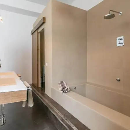 De Diseno De Grandes Dimensiones Apartment